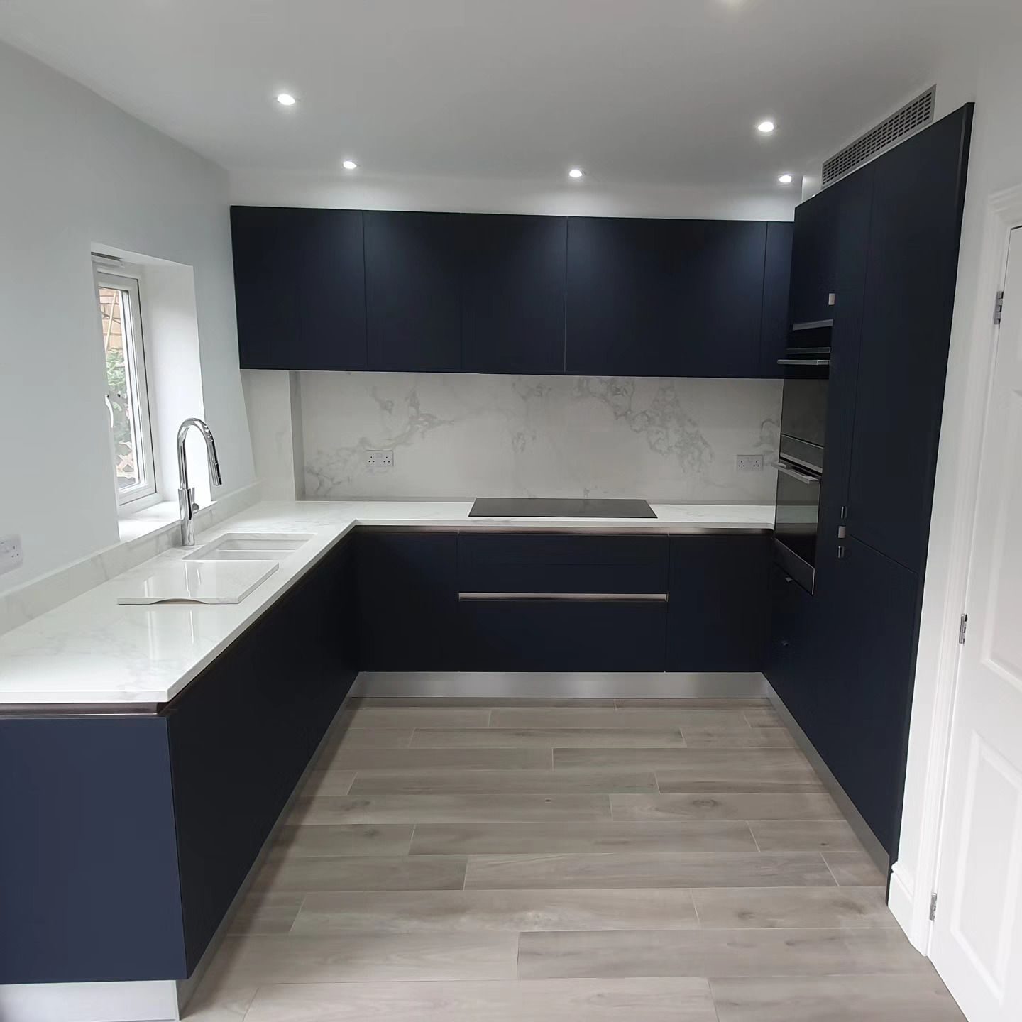 True handleless kitchen in midnight blue supermatt