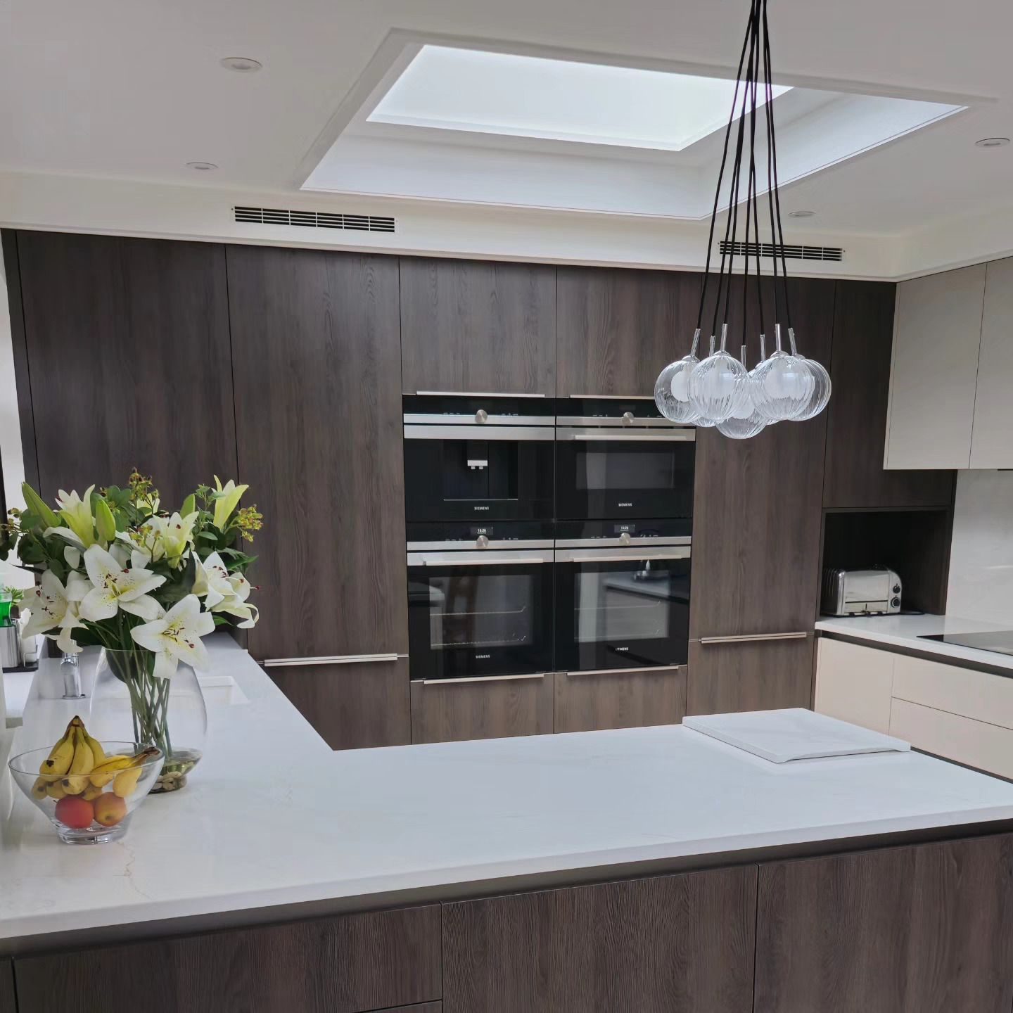 Handleless dark oak and cashmere supermatt kitchen